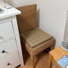 ラタン製の編み込みデザインの椅子の画像