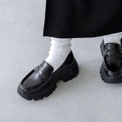 menue ブラック 厚底ローファー 合成皮革の画像