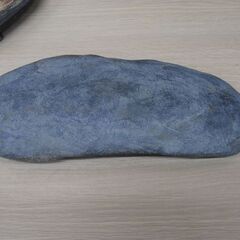 神居古潭石 水石 観賞石 台座付き 油石 盆石 重量約1372g 自然石 現状品 島型石 苫小牧西店の画像