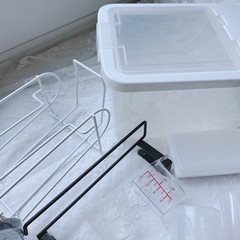 キッチングッズ　色々　米びつ　計量カップ　ケーキ型　ケーキカップ　おろし器　ヘラ　ジョウロ　缶ホルダー　　キッチンペーパーホルダーの画像