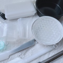 キッチングッズ　色々　米びつ　計量カップ　ケーキ型　ケーキカップ　おろし器　ヘラ　ジョウロ　缶ホルダー　　キッチンペーパーホルダーの画像