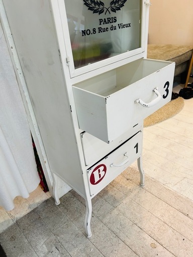 アンティーク小ぶりのケビント棚