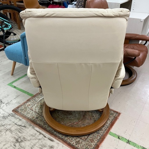 中古品　エコーネス　ストレスレスチェアMサイズ　リクライニングチェア　アイボリー　公田店