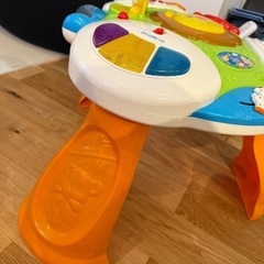 ライオンデザインおもちゃテーブルの画像