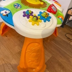 ライオンデザインおもちゃテーブルの画像