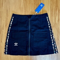 新品 adidas レオパード柄ミニスカート Sの画像