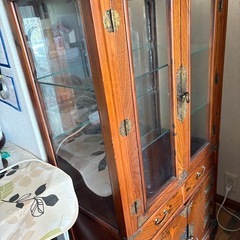 アンティーク食器棚の画像
