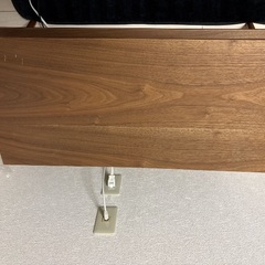 ケーブル、ヘッドセット、テーブルの画像