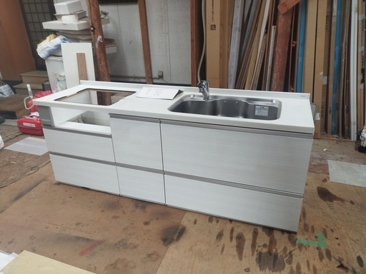 商談中　システムキッチン　レンジフード　床材