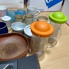 食器　カセットコンロ　ルピシアポット　マグカップなどの画像