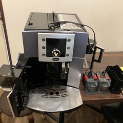 デロンギ　ESAM5500MH   コーヒーマシンの画像