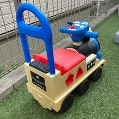 ハンドル付きおもちゃ汽車・車の画像
