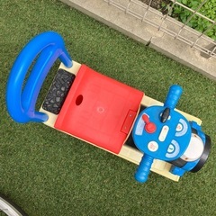 ハンドル付きおもちゃ汽車・車の画像