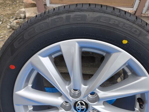 トヨタカローラGグレード標準装備のタイヤとホイール(205/55/16インチ)で未使用です。