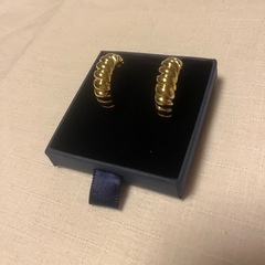 新品未使用☘️ゴージャス　波状デザインピアス　ゴールドの画像