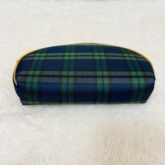 タータンチェック柄ポーチ ゴールド縁取り 上品デザインの画像
