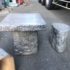 陶器製　まるで見た目は天然石❗️なガーデンテーブルセット テーブルサイズ45cm×50cm×高さ45cmの画像