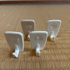 花柄デザインのプラスチックフック4個セットの画像