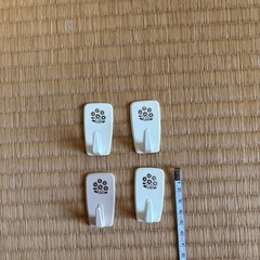 花柄デザインのプラスチックフック4個セットの画像