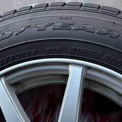 アクアやヤリス　コンパクトカー　３００００円　アルミホイルつきスタッドレスタイヤ（グッドイヤー）　４本セットの画像