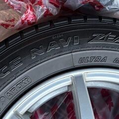 アクアやヤリス　コンパクトカー　３００００円　アルミホイルつきスタッドレスタイヤ（グッドイヤー）　４本セットの画像