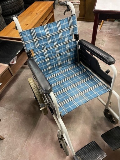 折りたたみ式チェック柄車椅子 介護　自走 空気抜