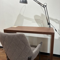 シンプル木製デスクの画像