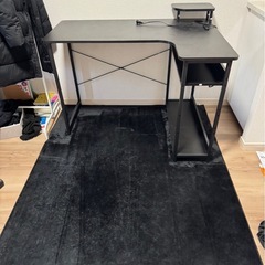 ☆家具☆ ◆美品◆　ゲーミングチェア　ラグマット　デスク　3点セット　早い者勝ち　直接引取のみ　荒川区の画像