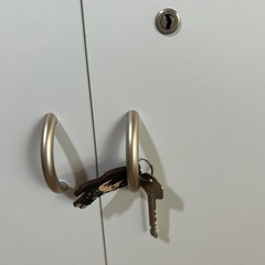 鍵付き本棚の画像