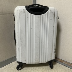 白　キャリーケースの画像