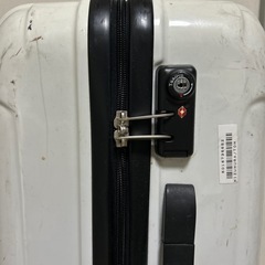 白　キャリーケースの画像