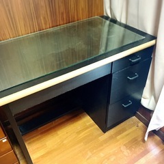 木製の黒い机の画像