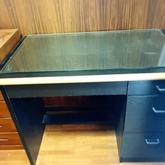 木製の黒い机の画像