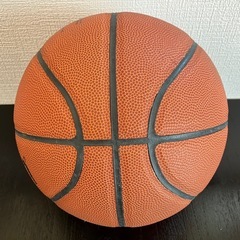 室内バスケットボールとカバーの画像