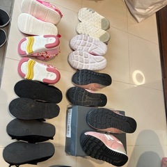 子供用の靴1足300円〜、の画像