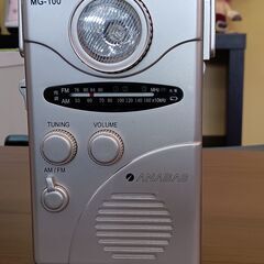 ライト付き手巻きラジオ　AM/FM　MG-100　サイズ（約）幅9×奥16×高5　　■近隣配送無料 買取GO‼　栄和店の画像