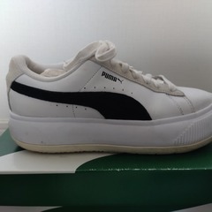 PUMA 厚底24cm スウェード マユ WHITE-MA BLK 382581の画像