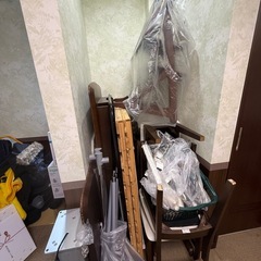 食器棚、机、キッズチェア、収納棚の画像
