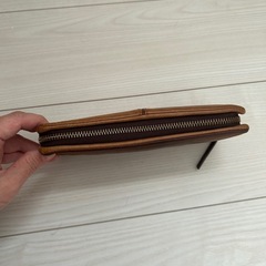 ブラウンレザー長財布ゴールドファスナー付きの画像