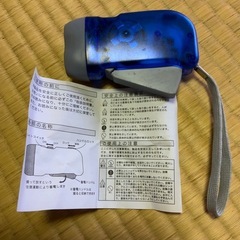 新品未使用　非常用持ち出しセット　ヘルメット、ライト、バンドエード、ブランケットの画像