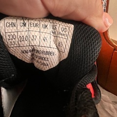 バドミントンシューズ中古の画像