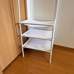 白いコーナーラックの画像