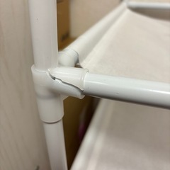 白いコーナーラックの画像
