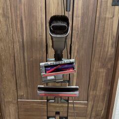 ◆ジャンク品0円◆ダイソン コードレス掃除機 Dyson◆専用スタンドと各種ノズル付の画像