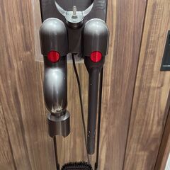 ◆ジャンク品0円◆ダイソン コードレス掃除機 Dyson◆専用スタンドと各種ノズル付の画像