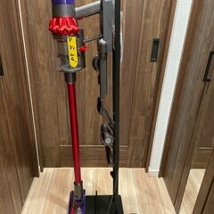 ◆ジャンク品0円◆ダイソン コードレス掃除機 Dyson◆専用スタンドと各種ノズル付の画像