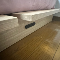 両サイドに電源コンセント付きベッドの画像