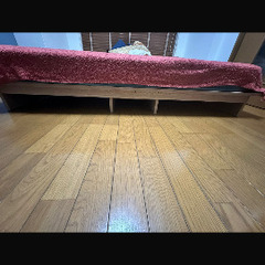 両サイドに電源コンセント付きベッドの画像