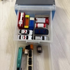 トミカなどのおもちゃセットの画像