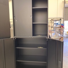 【OF-66】美品 共栄 2段書庫 スチール書庫 ブラック 鍵付き　キャビネット システム収納庫 シェルフ 書棚 引き戸 両開き　検)事務机　オフィス チェア　会議 椅子　ロッカー　ミーティングテーブル　応接ソファ 店舗 事務所 什器　書庫 本棚 ラック デスク スチール 美品多数 格安 【中古オフィス家具】の画像